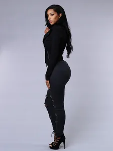 Vue latérale d'un jean skinny noir déchiré pour femme avec détails délavés élégants