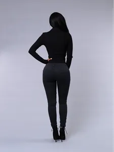 Vue arrière détaillée d'un jean en denim skinny gris foncé pour femme à coupe ajustée