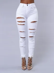 Gros plan d'un jean skinny blanc déchiré à taille haute pour femme de style moderne