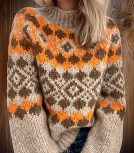 Primo piano di un maglione a maglia grossa con motivi geometrici arancio
