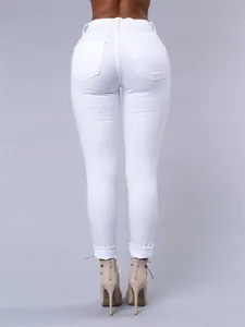 Vue arrière d'un jean skinny blanc pour femme soulignant la coupe et les poches