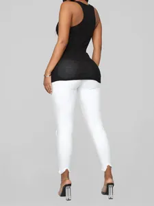 Vista trasera de vaqueros skinny blancos para mujer con detalles rotos y dobladillo deshilachado