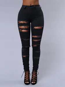 Vue de face d'un jean skinny noir déchiré à taille haute pour femme avec usure