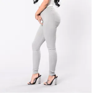 Vista lateral de vaqueros pitillo elásticos de talle alto grises para mujer, slim fit