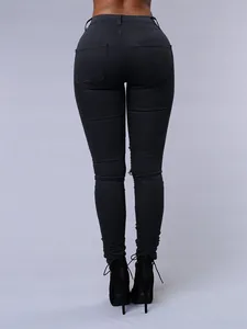 Vue arrière d'un jean skinny noir déchiré pour femme avec détails aux genoux