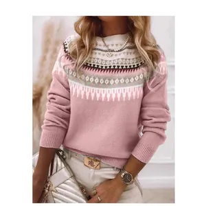 Dettaglio del maglione in maglia rosa con un motivo geometrico sulla scollatura.