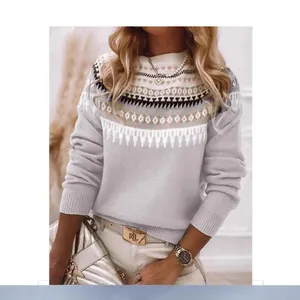 Dettaglio di maglione in maglia a collo alto con stampa geometrica fair-isle in grigio chiaro