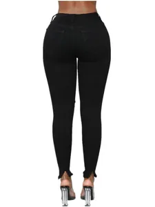 Vista trasera de jeans pitillo negros para mujer con dobladillo raído