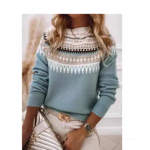Dettaglio di un maglione in maglia a collo alto con motivo geometrico blu e bianco chic.