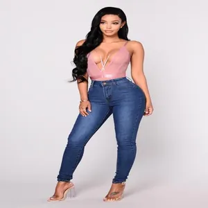 Vue détaillée du jean slim en denim extensible pour femme en bleu foncé avec taille haute