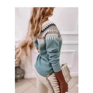 Dettaglio posteriore di una donna con maglione a collo alto blu e motivi jacquard