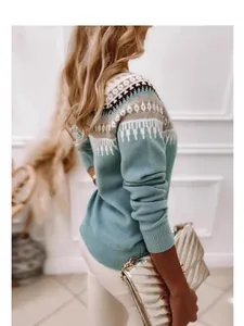 Vista dettagliata di un maglione da donna blu in maglia con motivi nordici eleganti