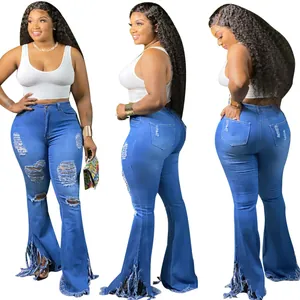 Vista dettagliata da tre angolazioni di jeans a zampa blu strappati con frange donna.