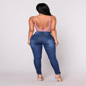 Vue arrière d'un jean skinny bleu stretch pour femme avec une coupe taille haute