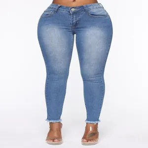 Gros plan sur un jean skinny stretch à taille haute avec ourlets effilochés et délavage
