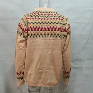 Vista posteriore del maglione a lupetto color albicocca con motivi geometrici colorati