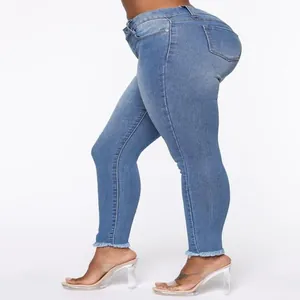 Vue latérale d'un jean skinny stretch bleu à taille haute pour femme avec ourlet effiloché