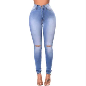 Vista frontale completa di jeans skinny a vita alta blu chiaro strappati da donna