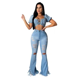 Vista completa del set in denim distressed con top a sbuffo e jeans a zampa sfrangiati