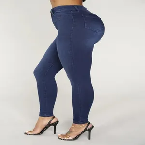 Vista laterale di jeans skinny blu scuro che mostrano perfettamente la siluetta aderente