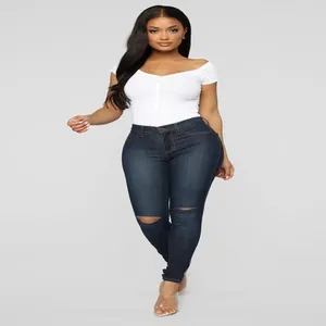 Vista dettagliata di jeans skinny elasticizzati da donna con strappi sulle ginocchia