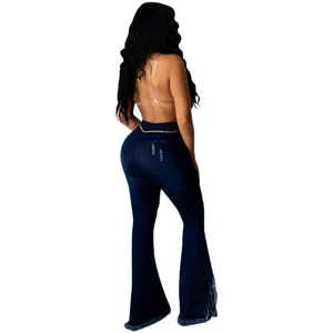 Jeans a zampa blu scuro a vita alta con orlo a frange e cintura a catena d'oro sexy.