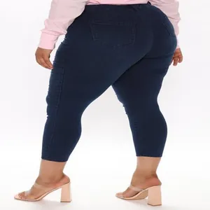 Vista posteriore dettagliata di jeans denim skinny da donna taglie forti colore blu