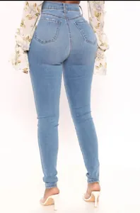 Vista trasera detallada de vaqueros pitillo azules elásticos de talle alto para mujer