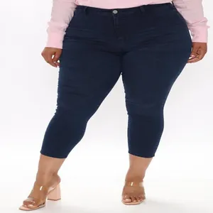 Primo piano dettagliato che mostra la vestibilità dei jeans slim blu scuro da donna