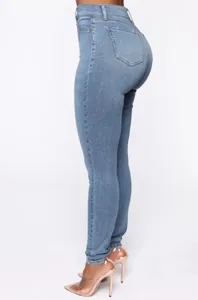 Vista lateral de jeans ajustados de cintura alta para mujer en lavado azul claro