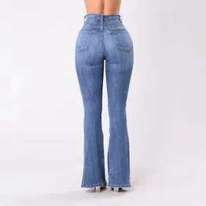 Vue arrière d'un jean évasé taille haute pour femme en denim bleu, coupe ajustée