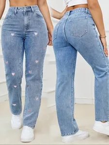 Vista dettagliata dei jeans azzurri da donna a gamba dritta con ricamo cuore rosa