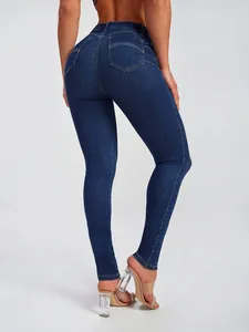 Vue arrière détaillée d'un jean en denim élastique à taille haute de couleur bleu foncé