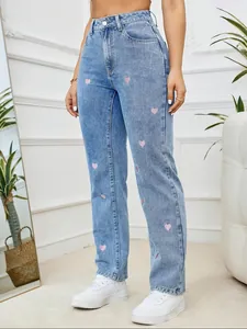 Jeans in denim a gamba dritta da donna con motivi a cuore rosa ricamati