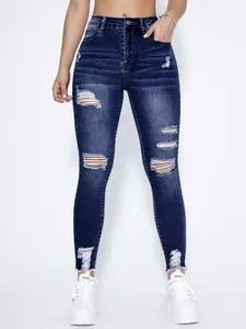 Detailansicht der blauen Damen-Skinny-Jeans mit Distressed-Effekt und Stretch-Passform.