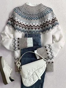 Maglione in maglia a motivi Fair Isle da donna con collo a lupetto in un outfit invernale flat lay
