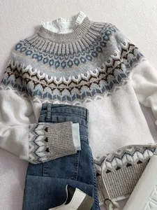 Dettaglio del motivo nordico Fair Isle su un maglione in maglia bianco a lupetto