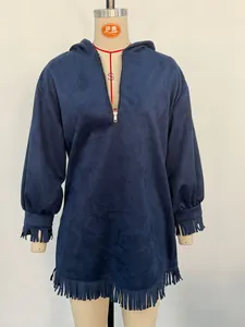 Dettaglio dell'abito con cappuccio in pelle scamosciata blu navy con frange e zip parziale.