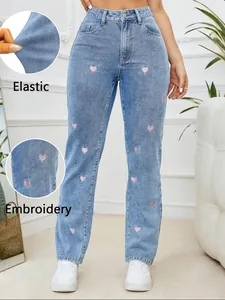 Dettaglio ricamo a cuore e tessuto elastico su jeans a gamba dritta da donna.