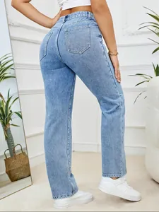 Vista posteriore di jeans in denim azzurro da donna con gamba dritta e vita alta