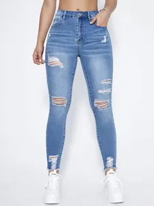 Vorderansicht einer hochwertigen blauen Skinny-Jeans mit Rissen für Damen am Model