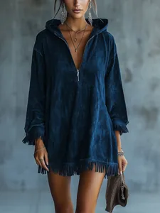 Dettaglio dell'abito con cappuccio in pelle scamosciata blu navy con frange e zip