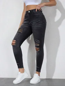 Detaillierte Ansicht der schwarzen Damen Skinny Jeans mit modischen Rissen und Stretchanteil
