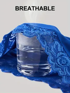 Nahaufnahme der Atmungsaktivität blauer Spitzenunterwäsche mit durchziehendem Dampf