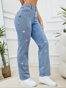 Vista laterale di jeans blu chiaro a gamba dritta con eleganti ricami a cuore.