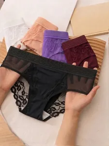 Détail montrant la dentelle florale complexe et le mesh respirant de cette culotte élégante.
