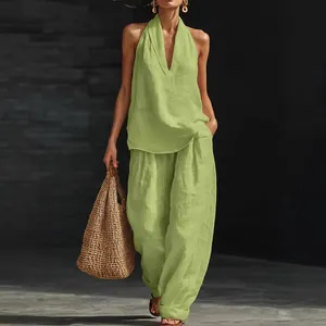 Elegantes lindgrünes Neckholder-Top und Leinenhose mit weitem Bein für die Sommermode