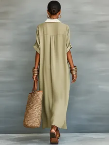 Vue arrière d'une robe chemise longue en coton et lin avec col contrasté blanc chic