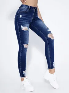 Detailansicht der dunkelblauen Damen-Ripped-Skinny-Jeans mit Fransen am Saum und Stretch
