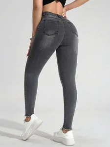 Rückansicht einer eng anliegenden dunkelgrauen Stretch-Jeans mit Rissen für Damen
